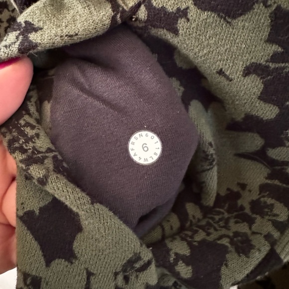 NEW Lululemon Scuba Hoodie IV Size 6 Green/Black Floral - Picture 13 of 15